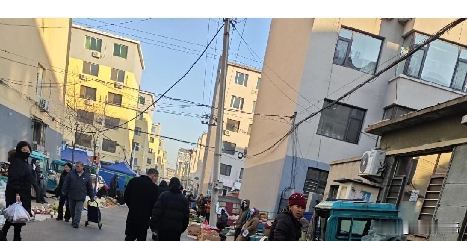 我家有个老破小，53平，实际使用面积71平。
可商用，可民居，一楼临街，2013