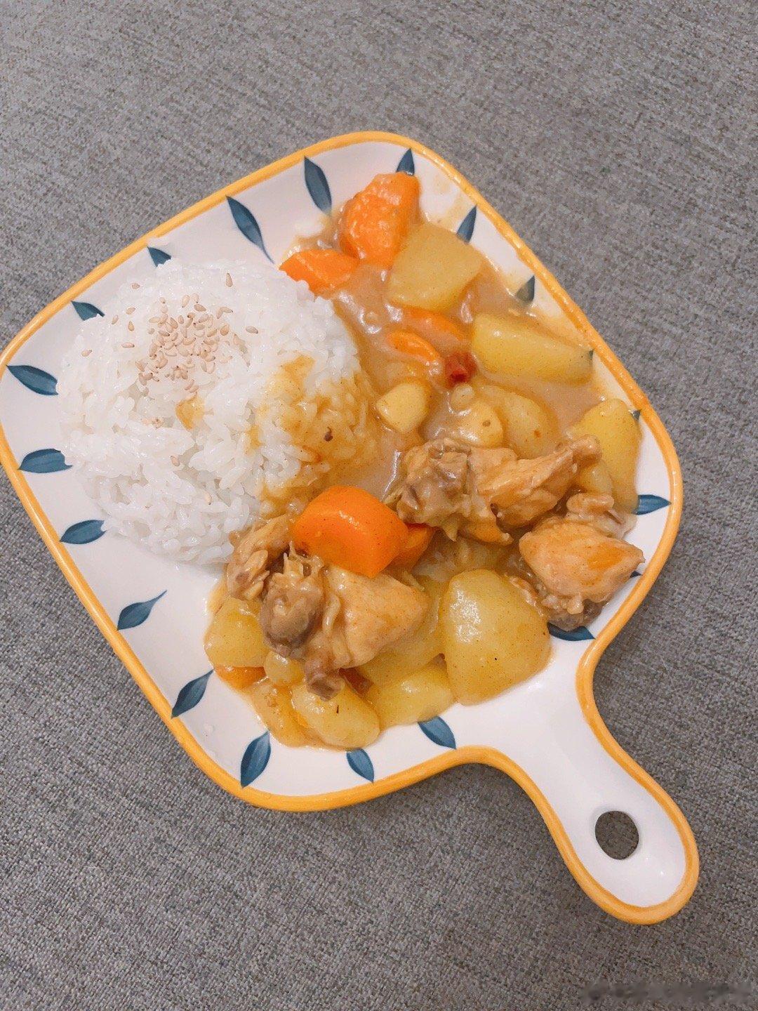 今晚的咖喱鸡饭真的绝绝子虽然热量比较高，但是真的好吃😋偶尔吃一下也无所谓，先满