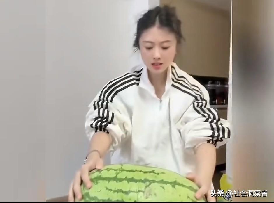 我就想问，拍个视频至于这么拼吗？脑瓜子不疼啊。[捂脸]