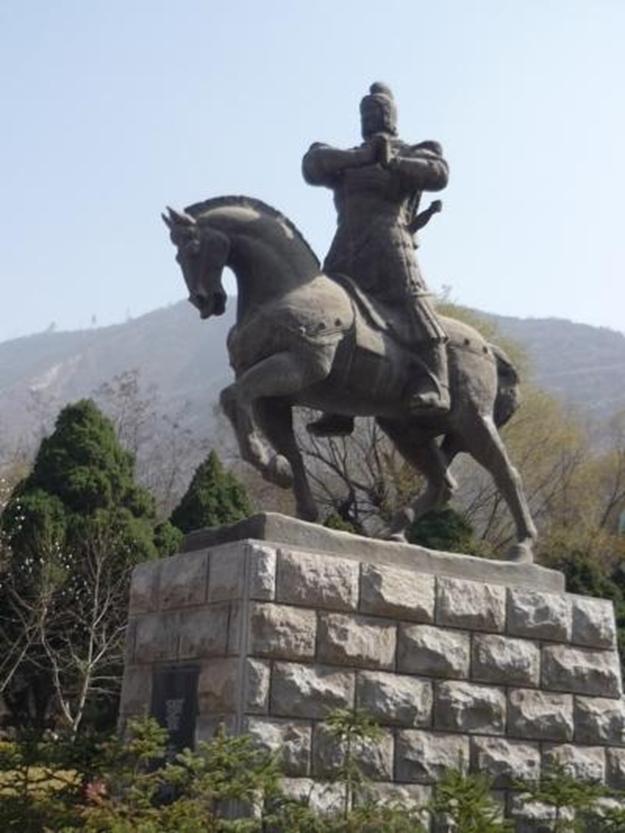 为什么我们终究能放下岳飞、项羽、诸葛亮，却唯独放不下霍去病。他短短二十三年人生，