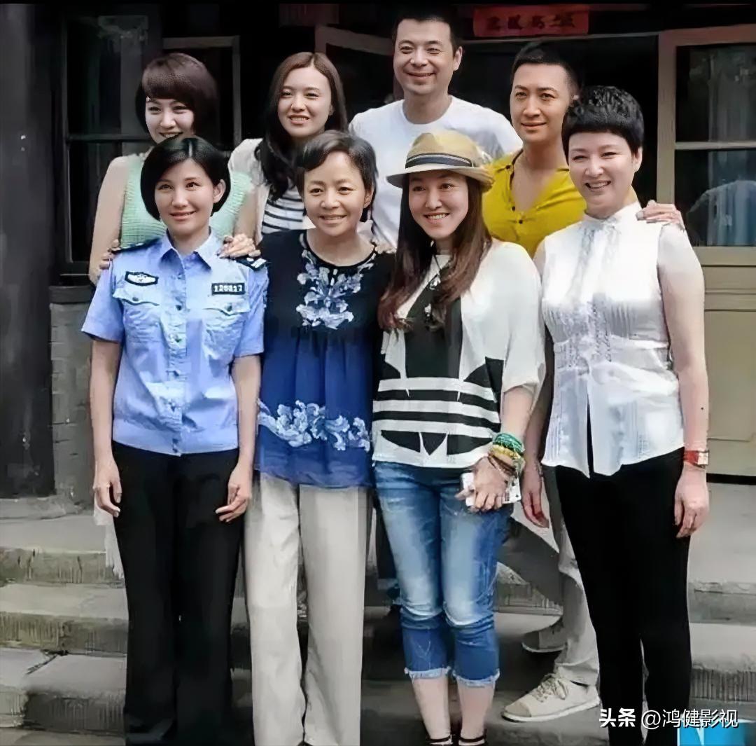 仔细看8张笑意盈盈的脸。后排就认得出目若朗星，英姿昂昂的王阳。前排左二是笑意粲然