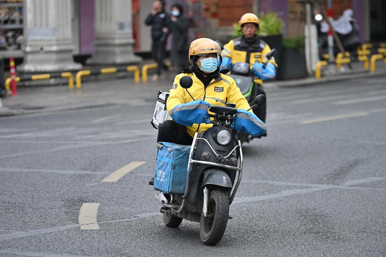 外卖骑手配送超时，你会给他差评吗一般不会给差评的，毕竟都是普通打工人，很不容易。