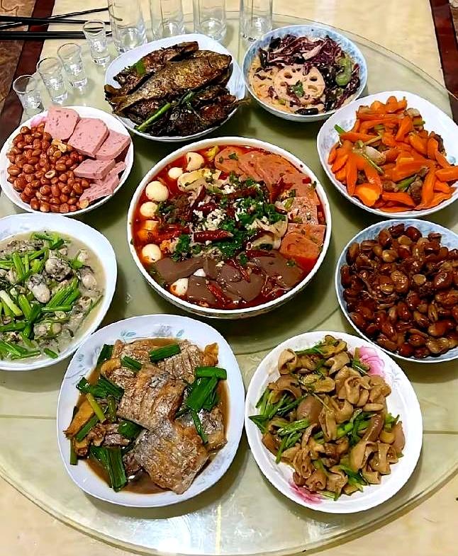 去大舅家拜年，一大家子人热热闹闹，酒过三巡，大舅突然眼圈一红，对着我们说：明年你