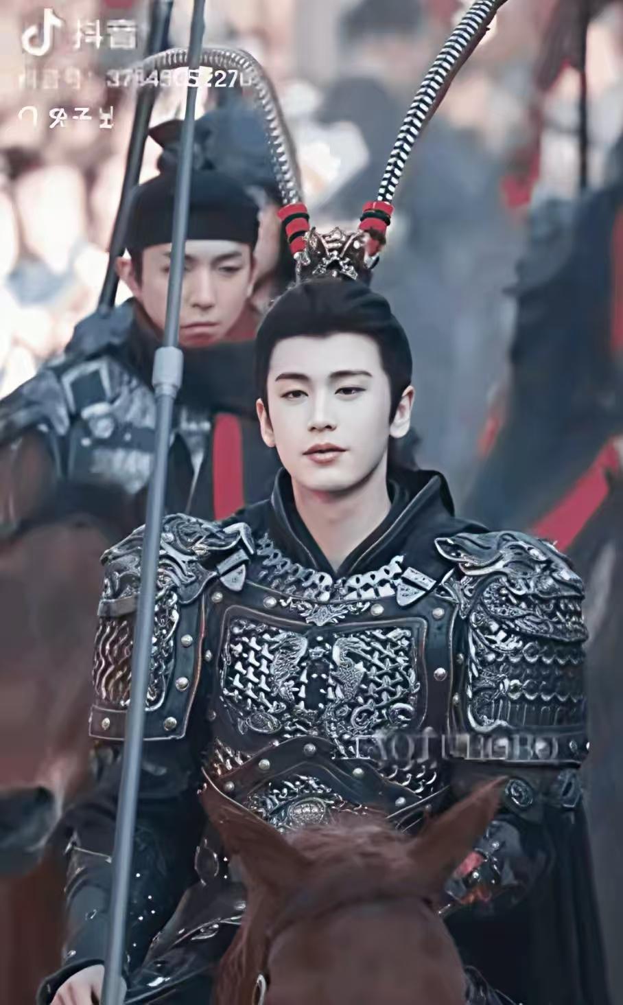 张凌赫不上妆也很帅，五官端正，一点也不阴柔，只是人红是非多。敌人来了，张凌赫一个