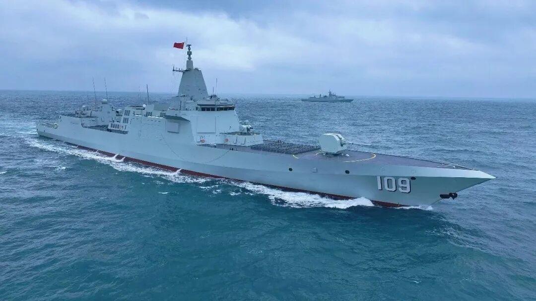 最近关注国内军事动态的朋友，大概率刷到了东部战区的新动作，两艘055大驱刚正式入