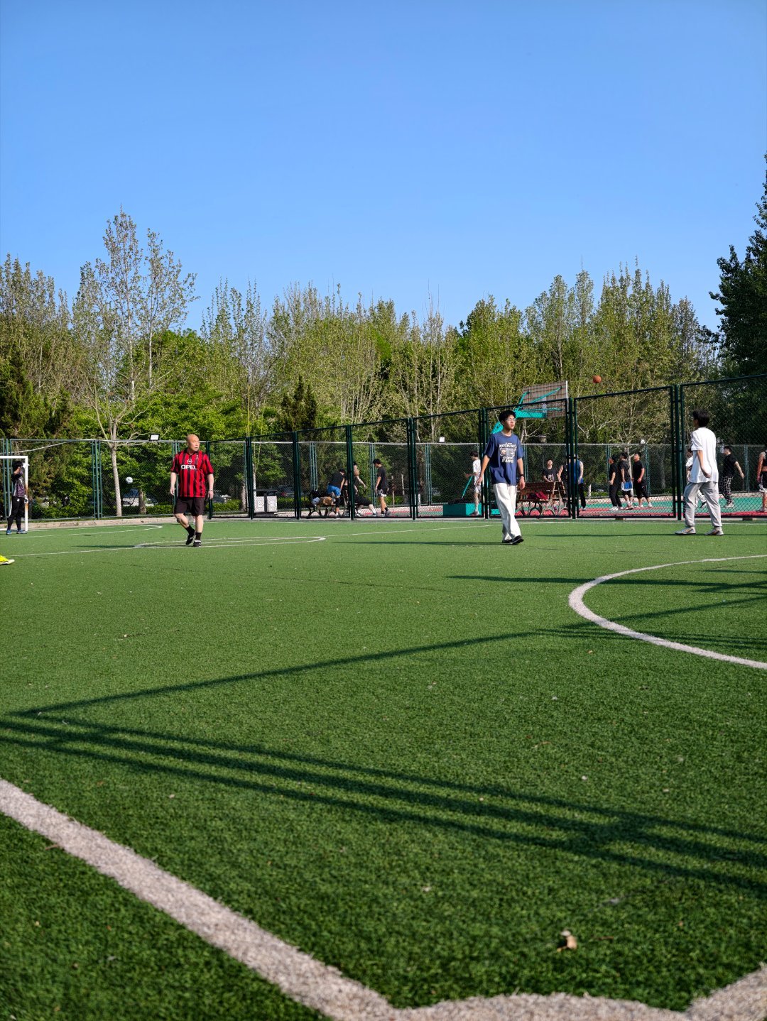 拍照的事情回头再说，先踢球 