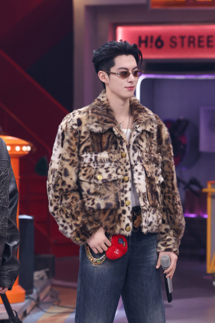 艾热是王鹤棣认证过的权威你好星期六 游戏里挑战《你要的全拿走》，王鹤棣超肯定艾热