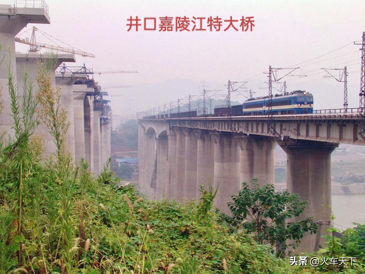 渝怀铁路开通运营已经二十年了，这条铁路连接重庆和怀化，从重庆主城出发，途经长寿、