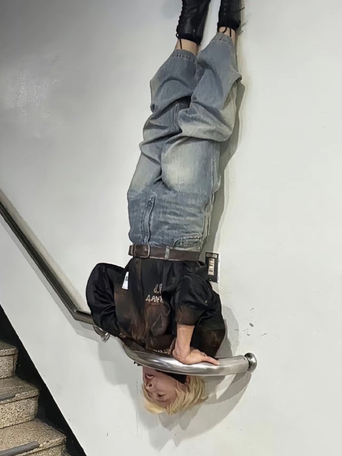 我服了。。音乐银行这个楼梯扶手迟早得塌[抱抱] ​​​