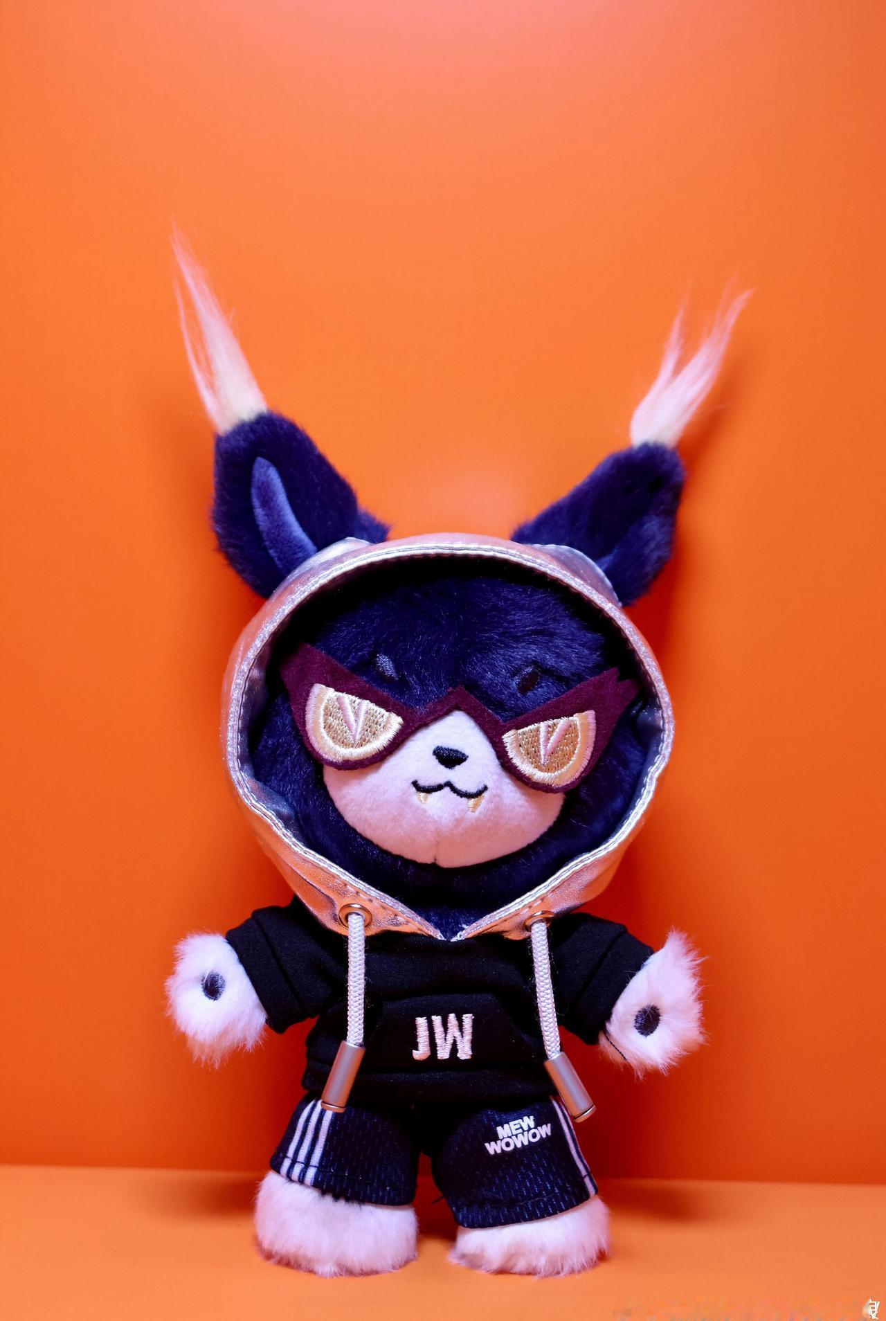 收到喵娲娲的定制礼物后，@王嘉尔 在合影时主动让出 C 位，轻声一句 “你在中间