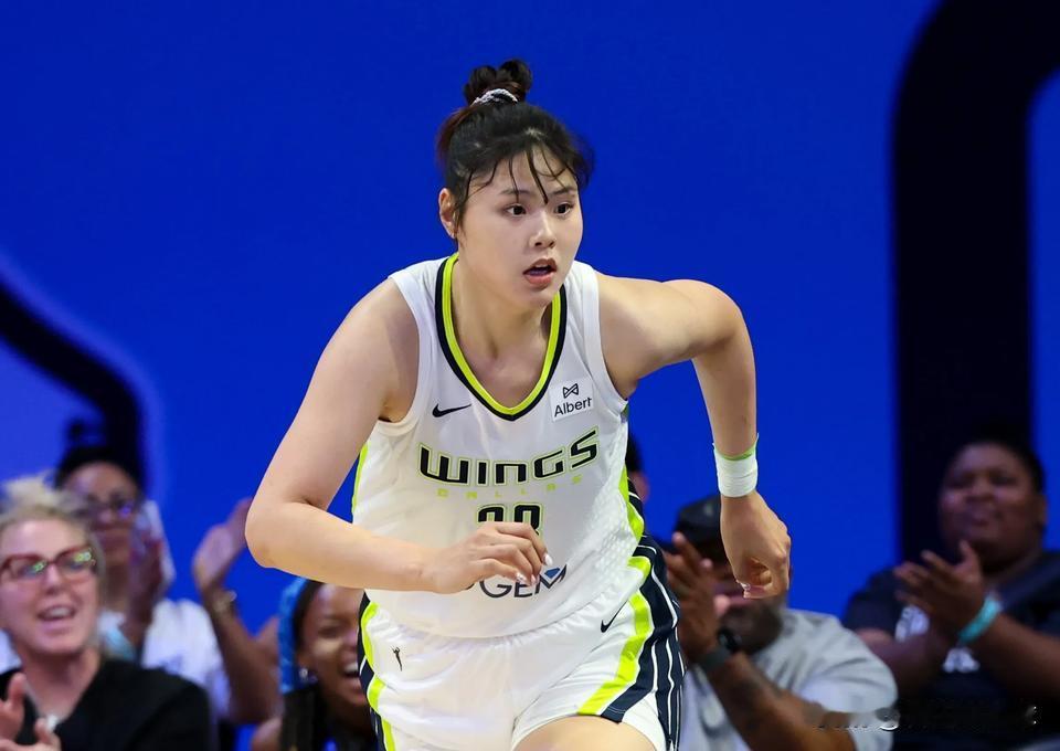 纪录之夜！今天上午进行的WNBA常规赛中，达拉斯飞翼队虽然客场76-87不敌天空