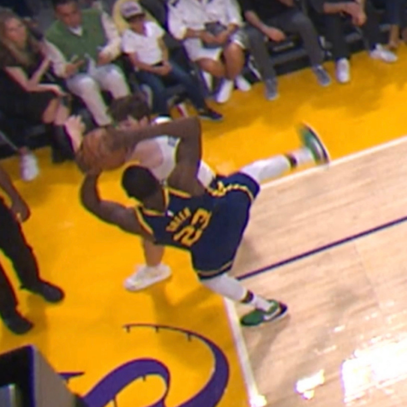 追梦这个姿势够妖娆的[笑cry][笑cry]#勇士vs湖人##湖勇大战# ​​​