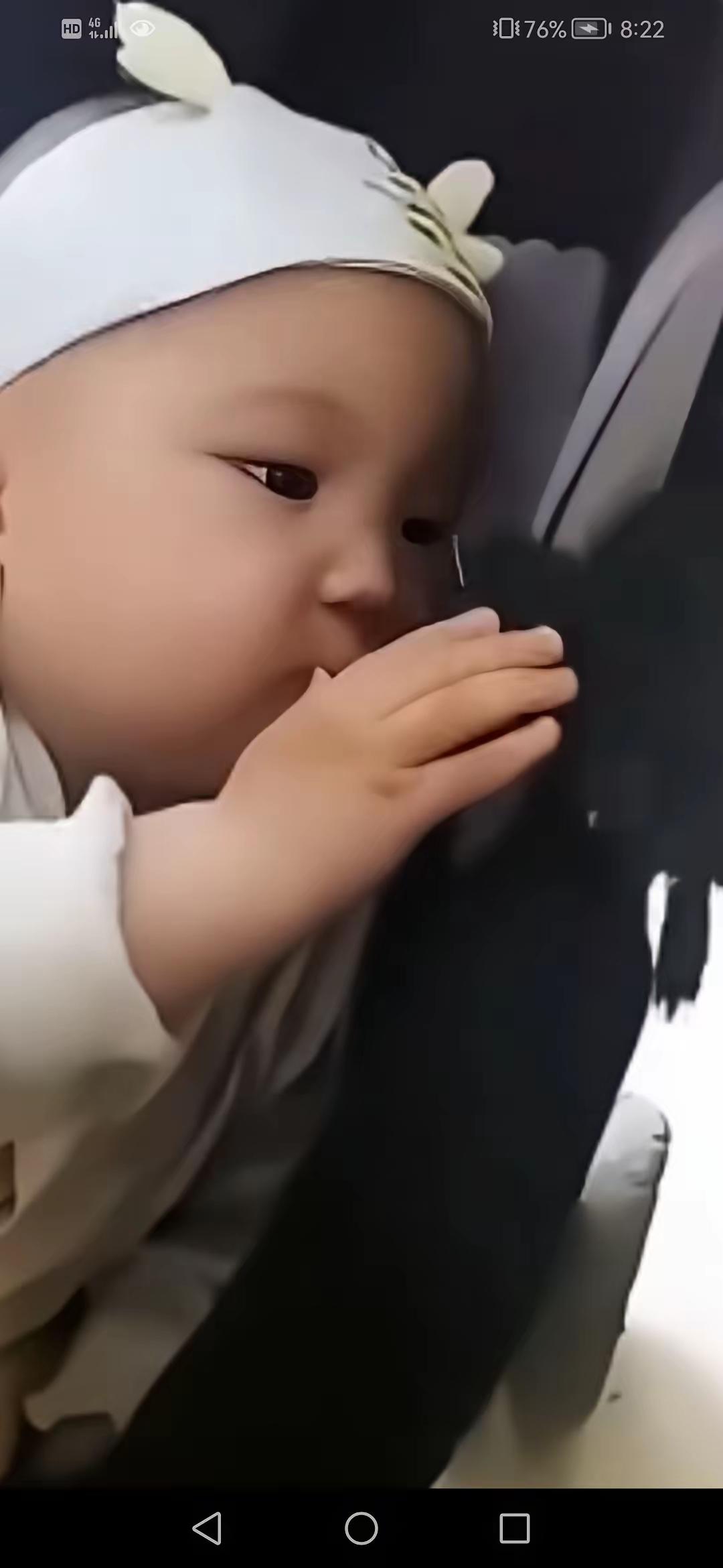 泪目，丈夫抱着儿子去给离世七天的妻子上坟，上完坟回到家中，突然一只小鸟飞到儿子身