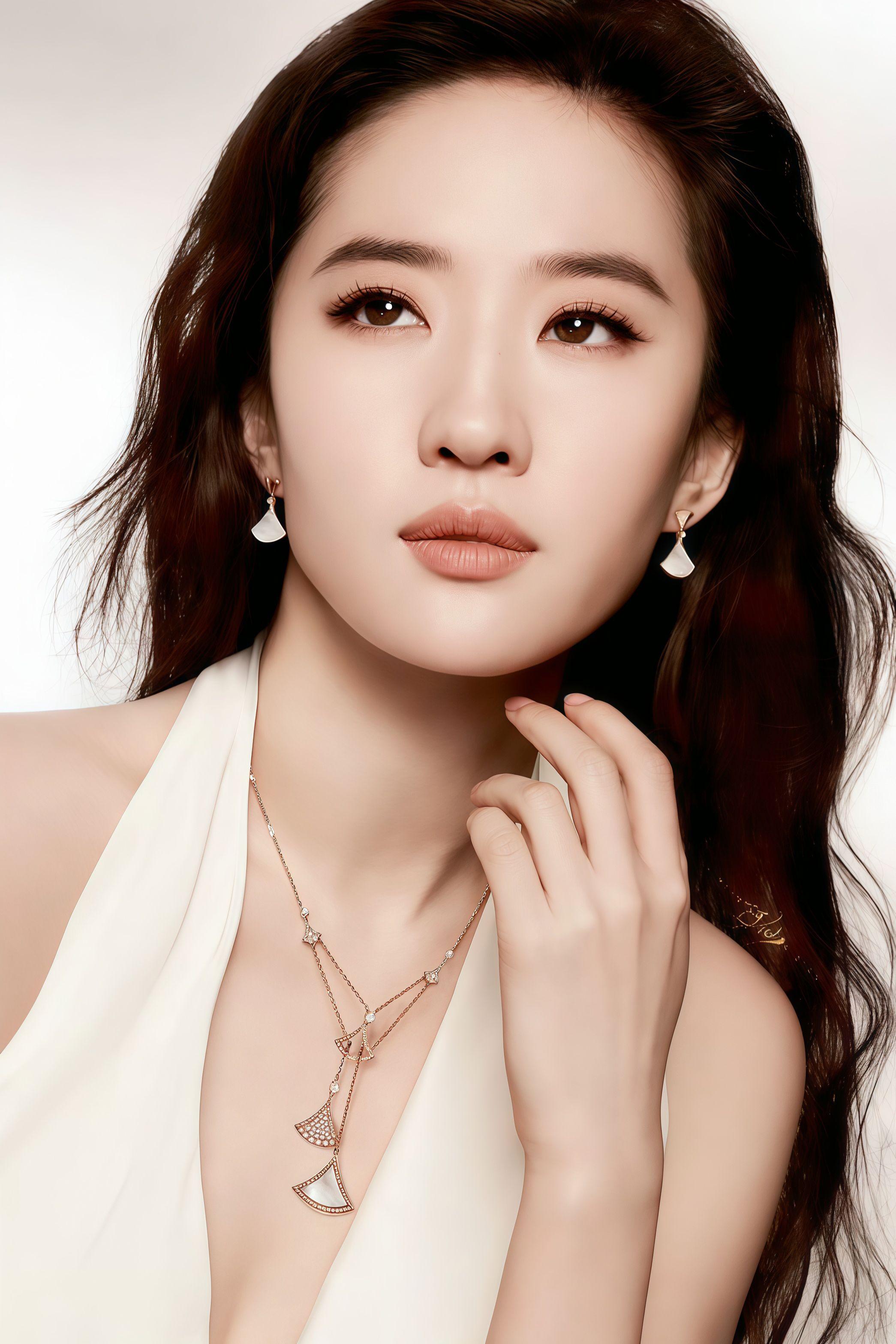 神女俯瞰世人。