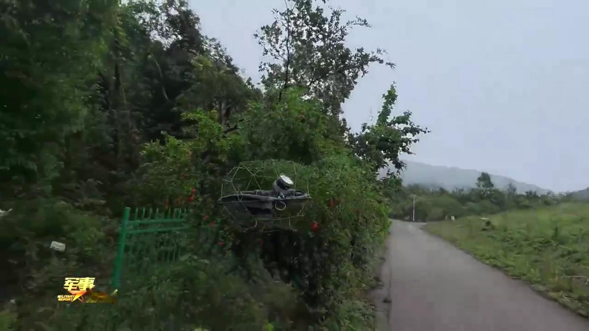 每天认识一件兵器武警机动部队改装的360度全防护的穿越机 