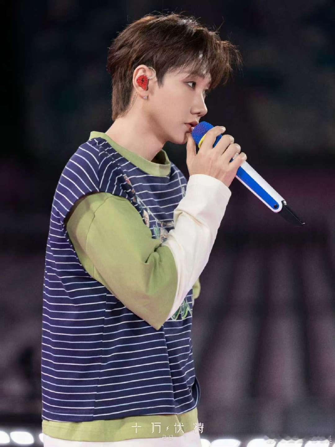 汪苏泷厦门演唱会厦门场带妆彩排的汪苏泷好绝！蓝条纹叠绿白，胸口挂饰灵动感拉满，耳