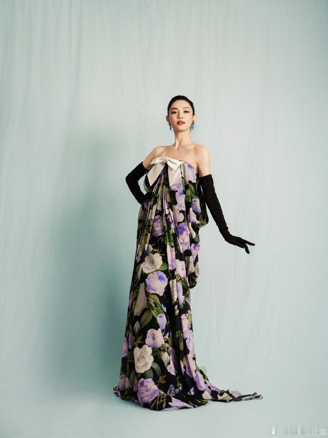 钟楚曦vogue花蝴蝶 当钟楚曦身着别具一格的造型现身 VOGUE 盛典红毯，宛