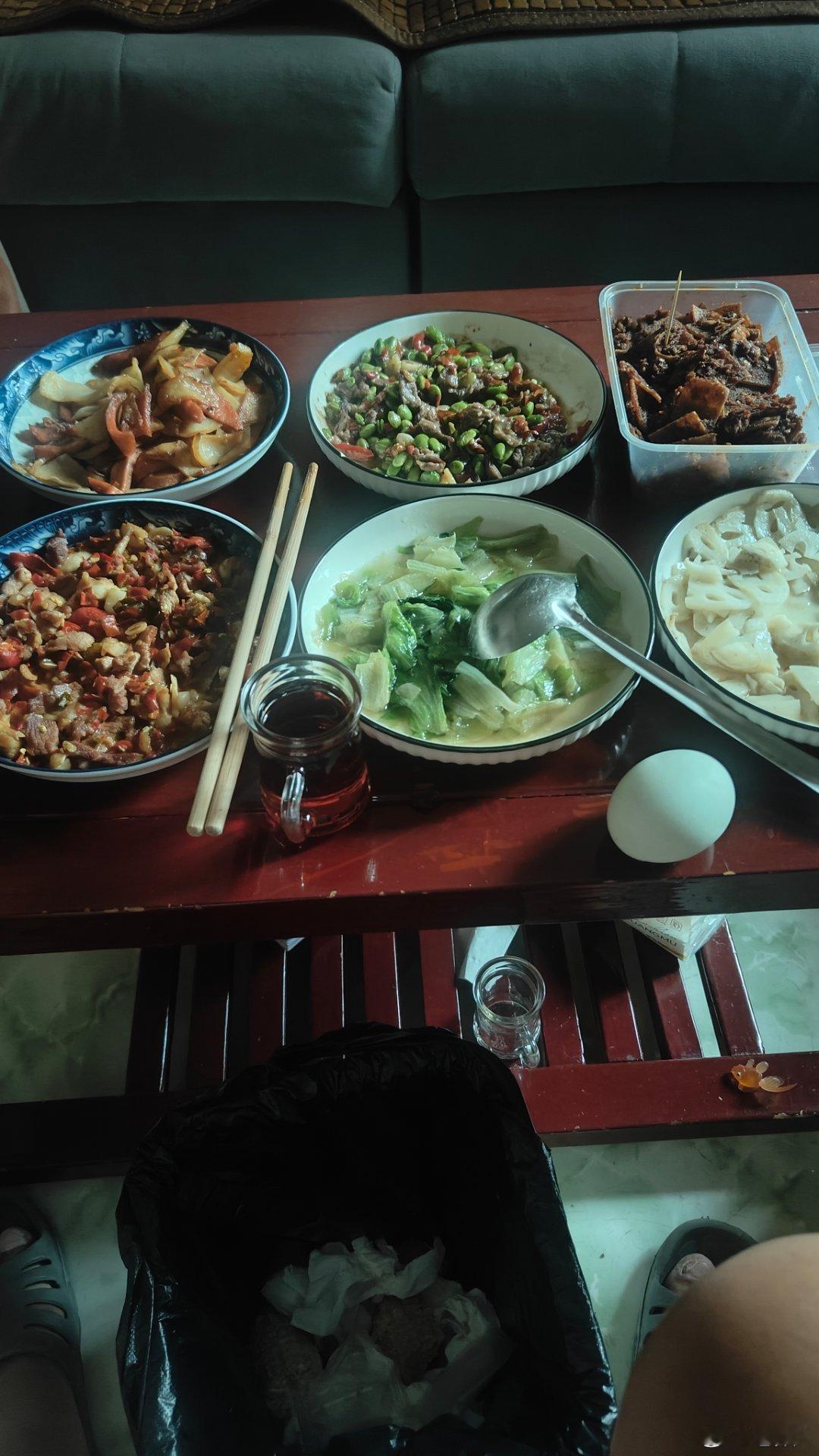 独酌不禁忆童年，吃饭挨骂每一天。只因咀嚼出声音，严父总是横双眼。 