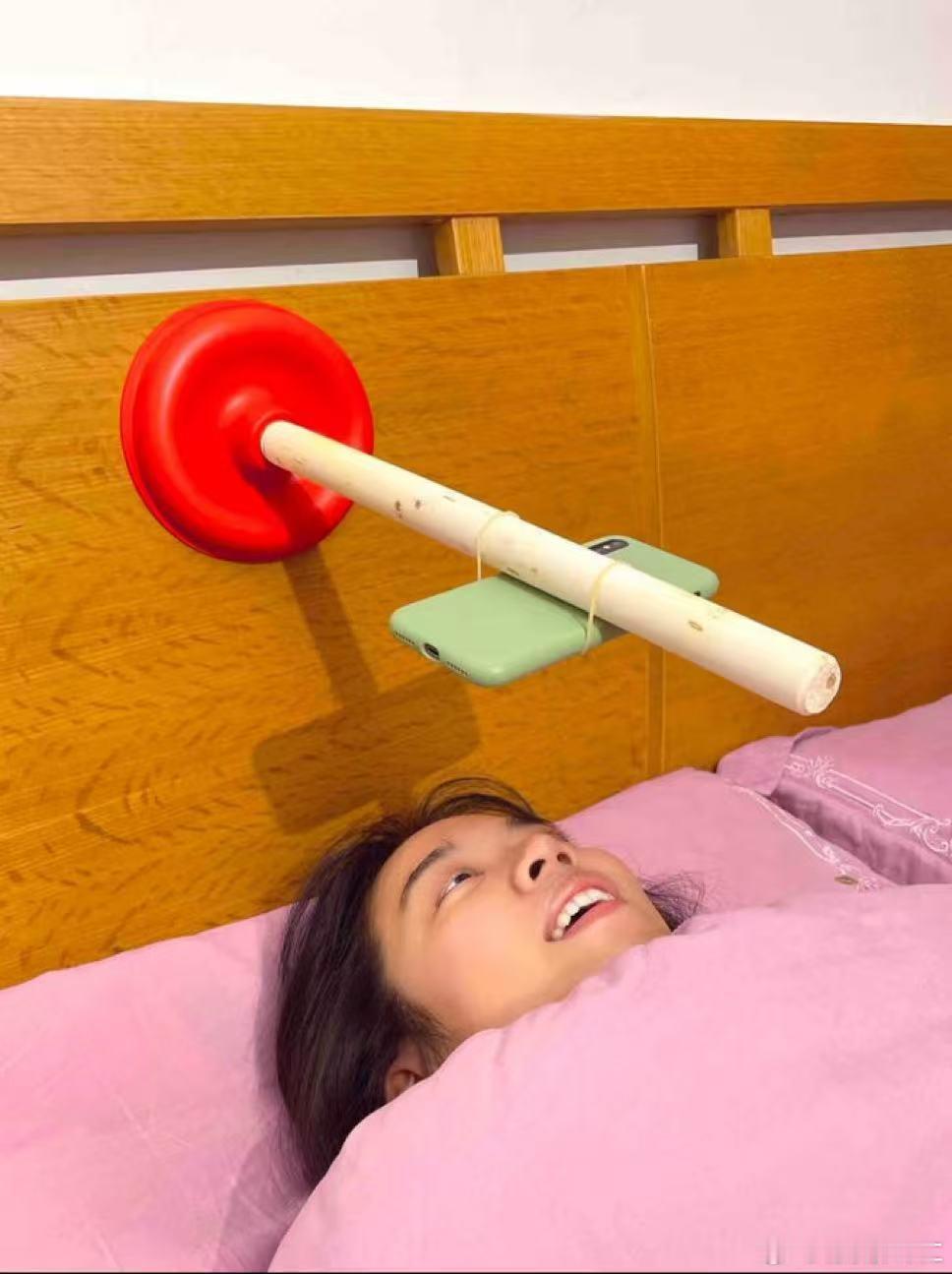 奇思妙想生活小妙招，但应注意卫生，马桶里的污渍干了容易掉渣儿，看足球比赛到兴奋之