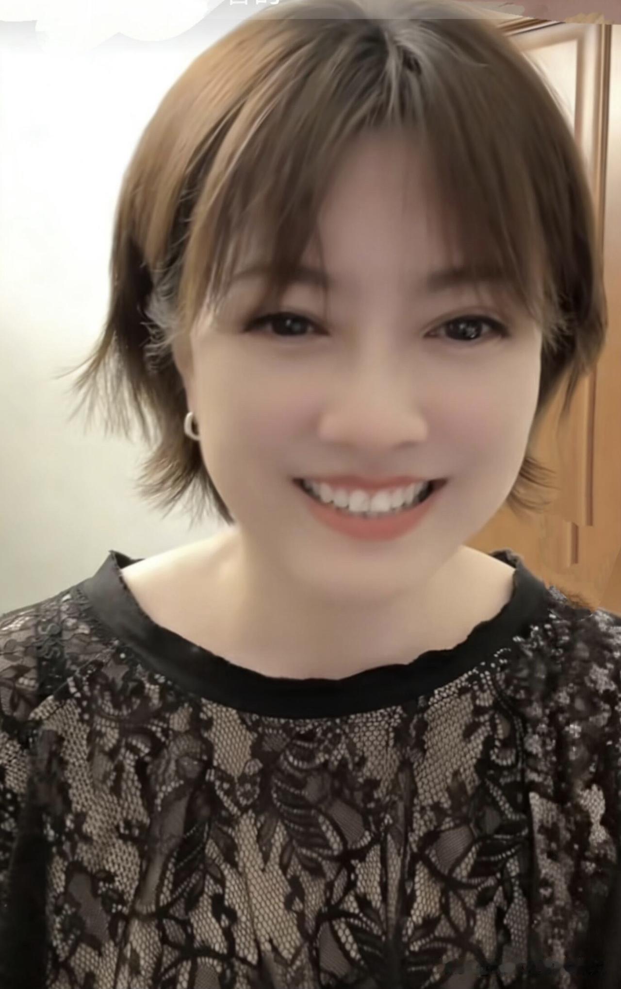 辽宁广播电视台的主持人朱霞好美啊，气质不输央视的郑子可，长着一副国泰民安的脸，长