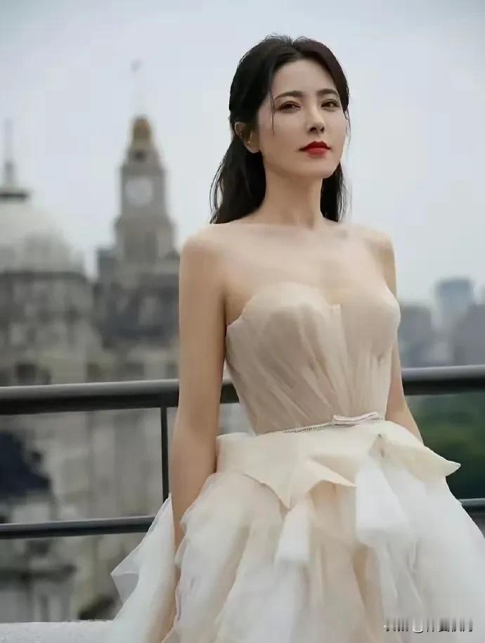 曾黎这瓜一吃，突然发现杨天真这话越来越扎心了！
 
当年杨天真那句“娱乐圈有颜有