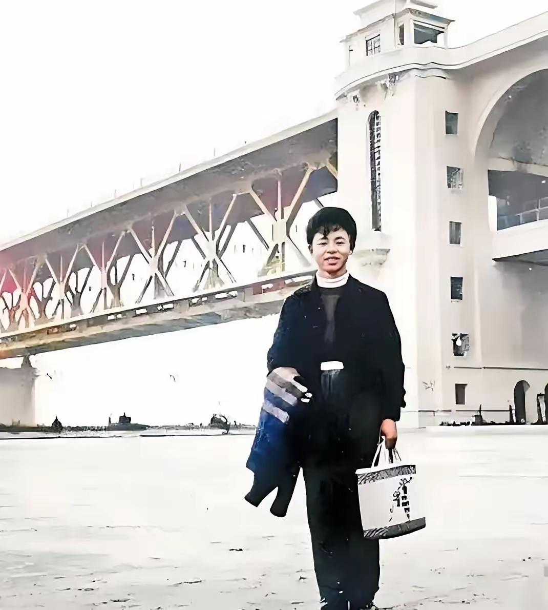 1958 年 11 月 13 日，18 岁的雷锋从湖南前往鞍钢途中经停武汉，在长