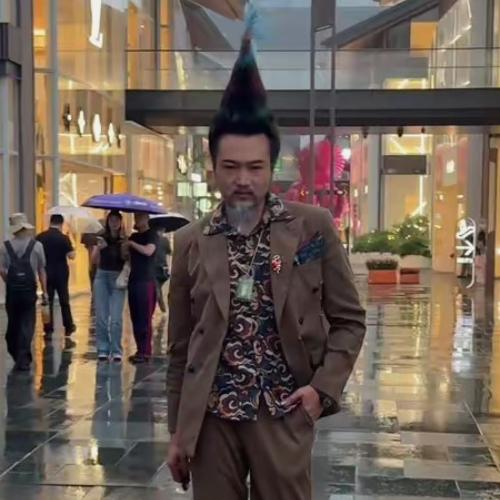 阿四和魔尊穿着一件白色的外套，走到老人对面停下脚步，没有说话，只是把手里的几张纸