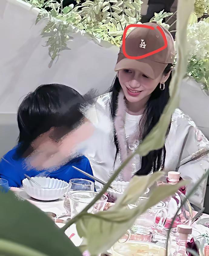 杨颖戴的帽子是什么牌子的，我也想买一个