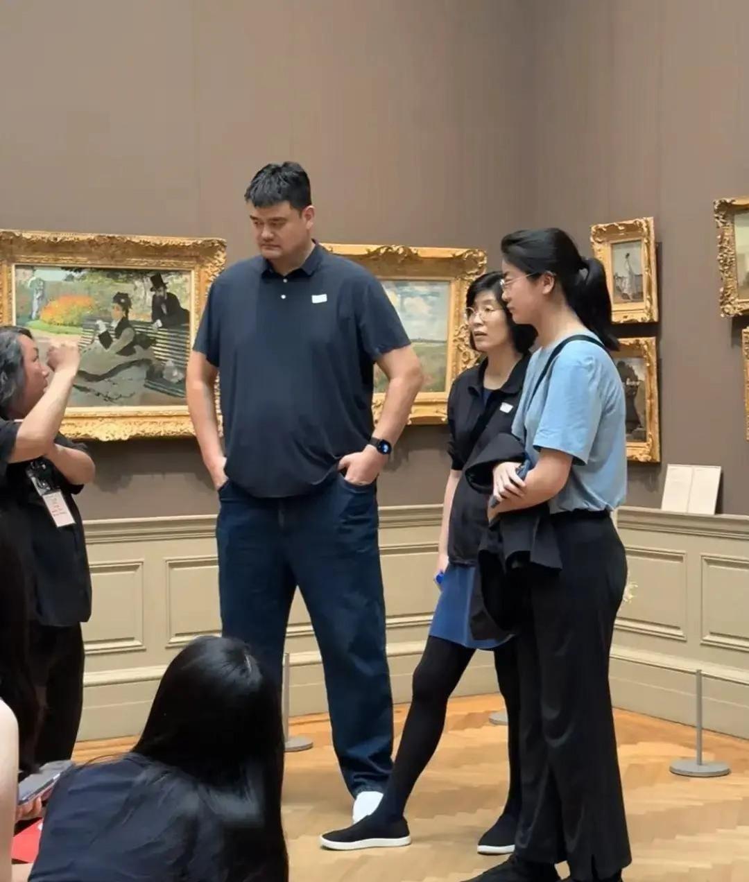 2026年7月，纽约大都会博物馆。姚沁蕾低着头，插着兜，步子迈得又快又急。镜头拍