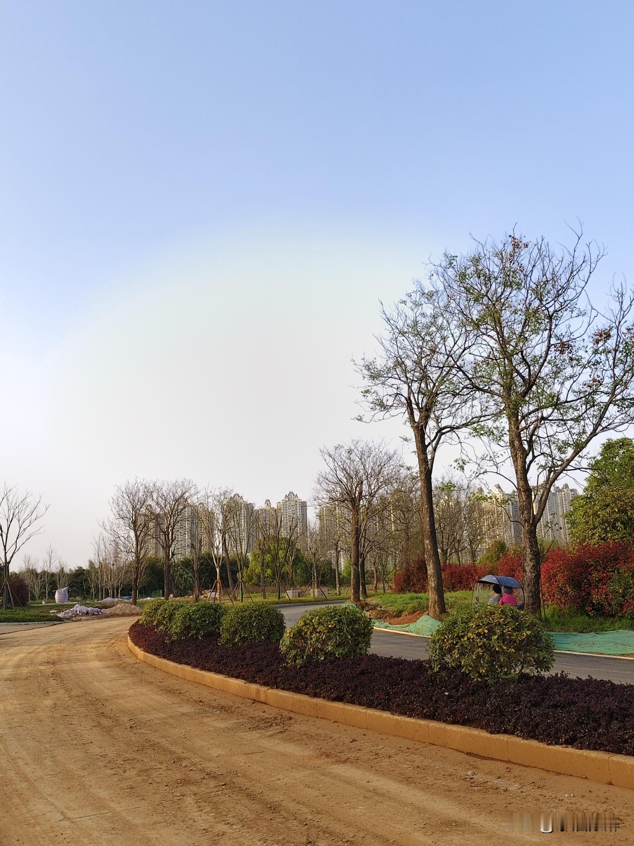 又被老板叼一顿！说我私自把民工放假，下雨也不去干活，完全不考虑项目进度。
我现在