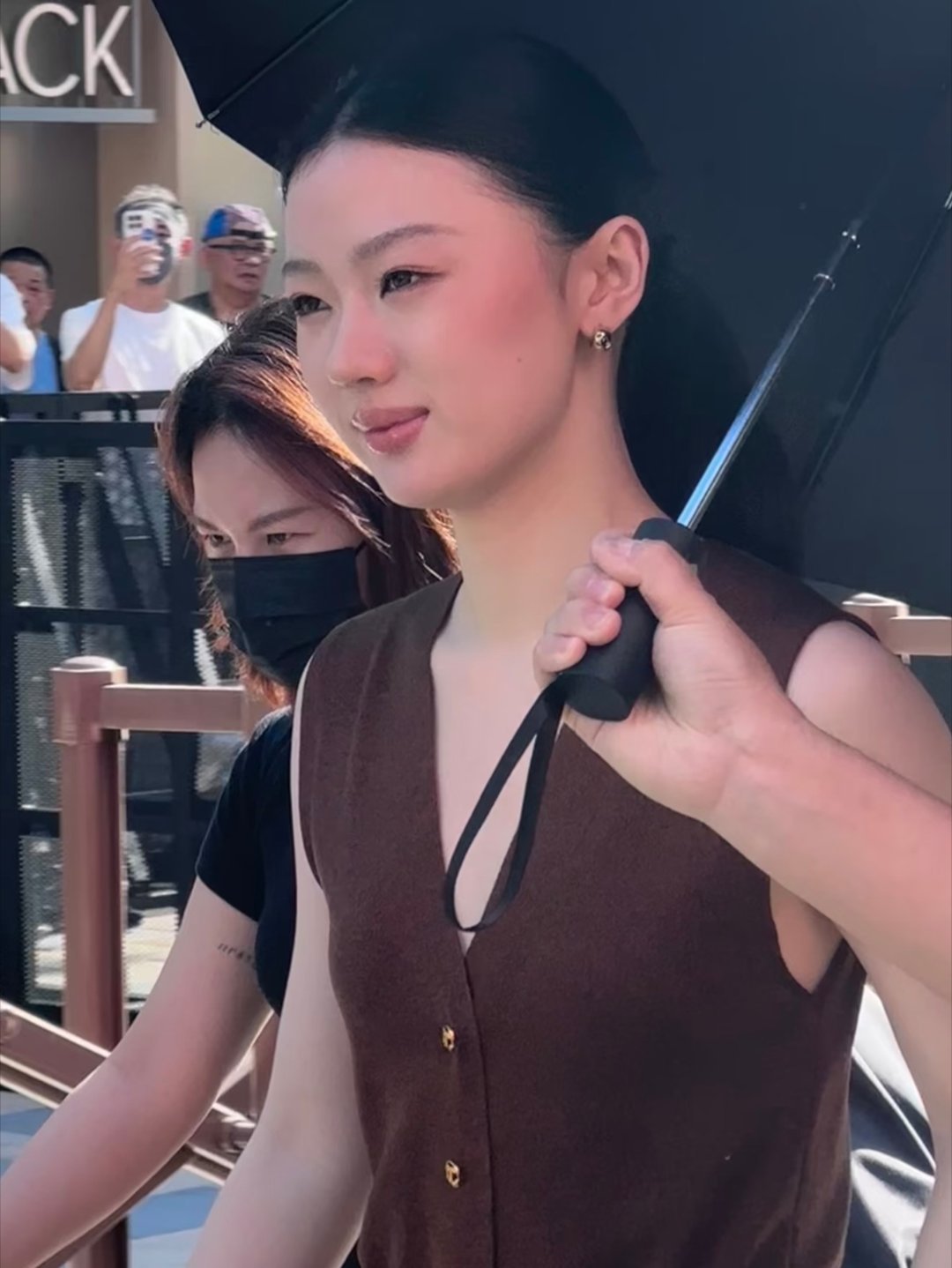 我只会觉得她好萌🥹 