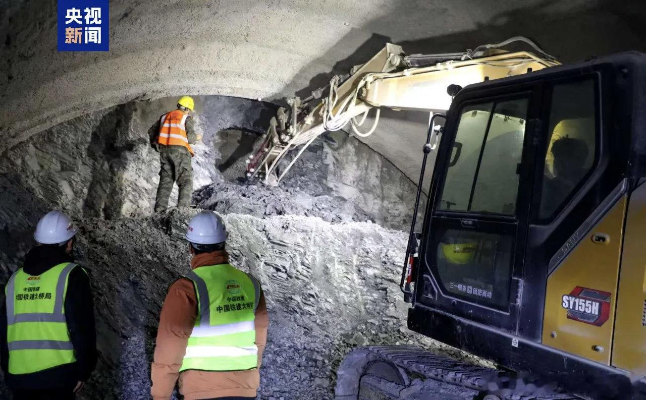 全国铁路建设再推进，前7月完成固定资产投资4330亿元。我国首条穿越贺兰山的铁路