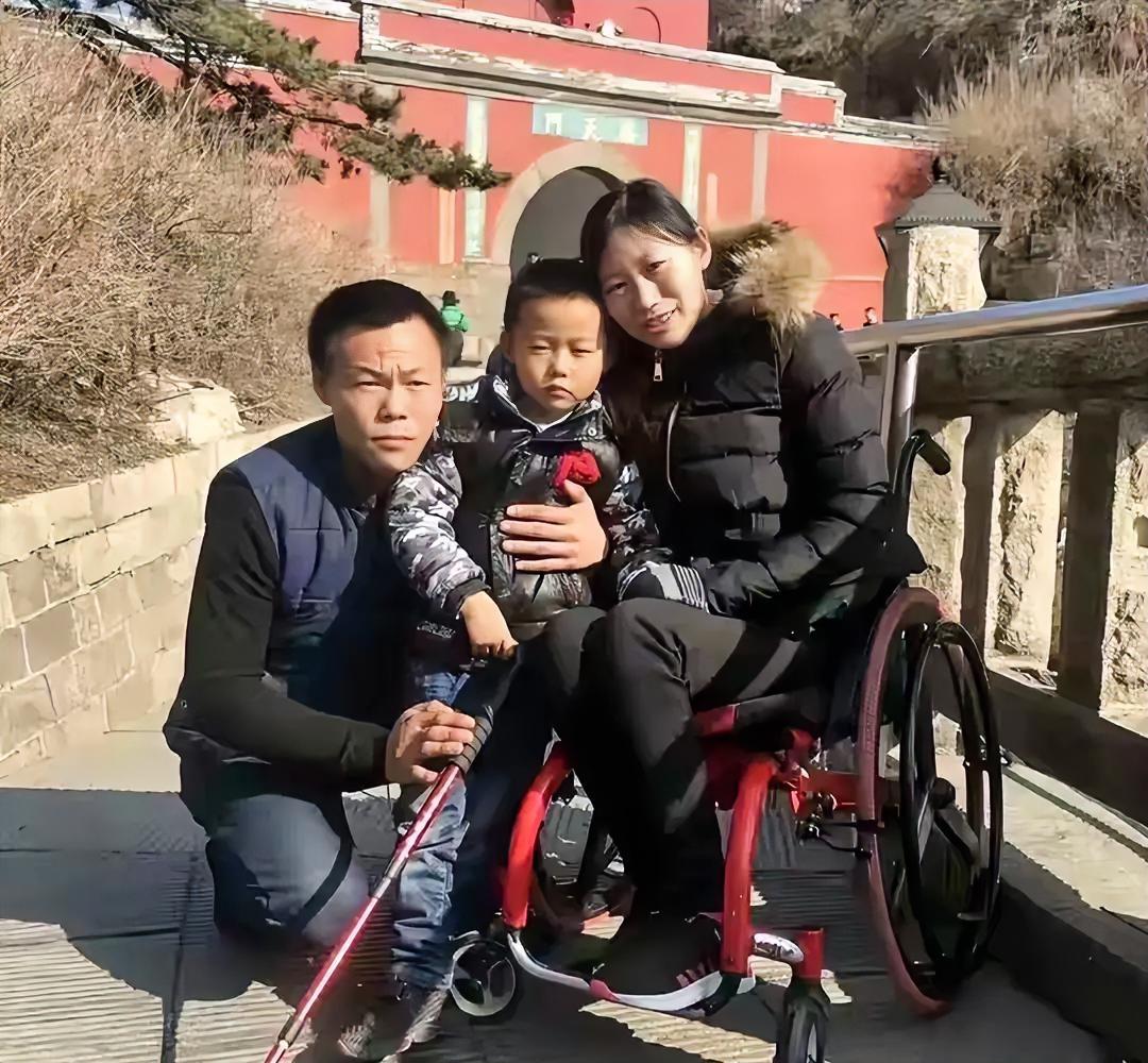2008年，山东一21岁女孩为和男友私奔摔成瘫痪，父母不管不顾，好在男友义无反顾