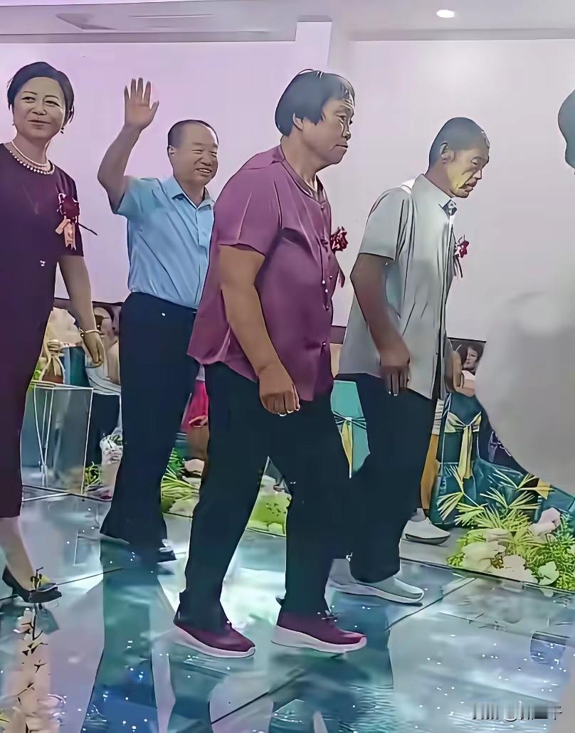 2对亲家，前面1对大概率是高学历+体制内工作的儿子的外地父母，后面1对大概率是普