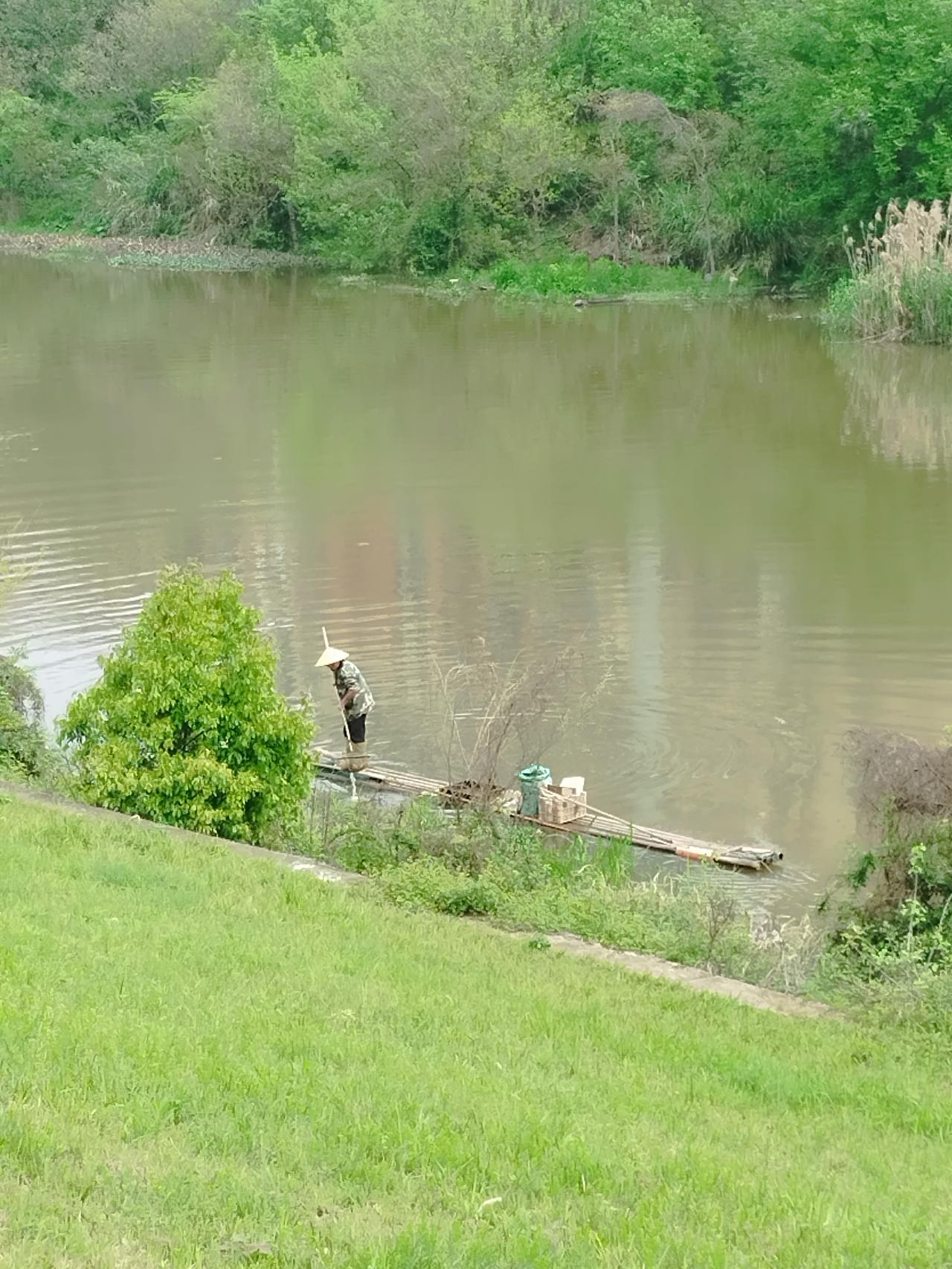 路过公园看到一个老翁乘着竹筏，在捞鱼捞虾，这种自给自足的生活，实在是让人羡慕，现