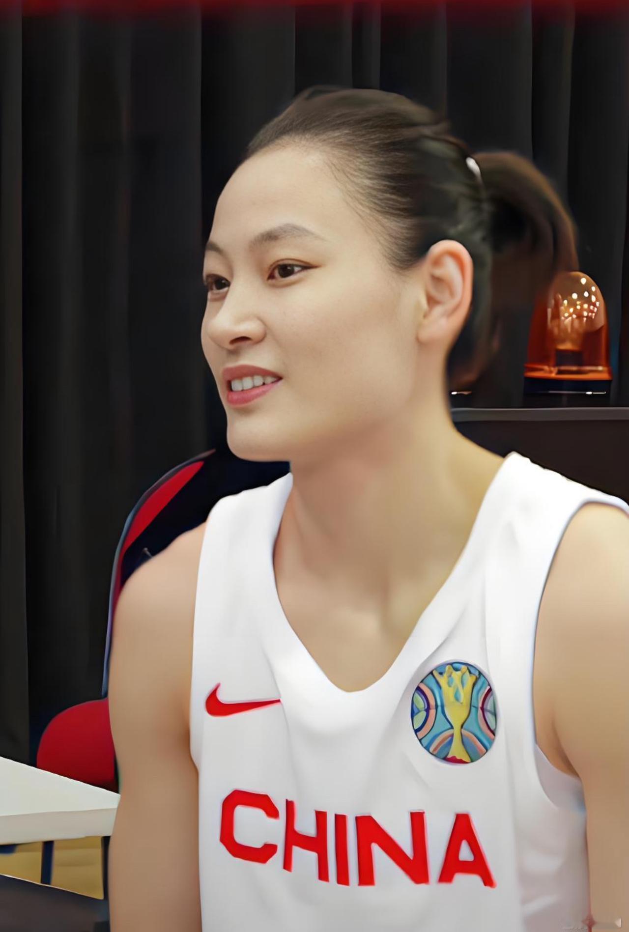 杨力维是我心目中最美的女篮球员，她不仅人长的漂亮，篮球打得也非常精彩，她现效力于