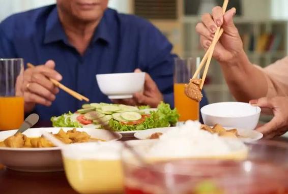 晚饭七分饱被推翻了？医生：过了65岁，吃饭尽量要做到这5点

“晚饭七分饱”是流