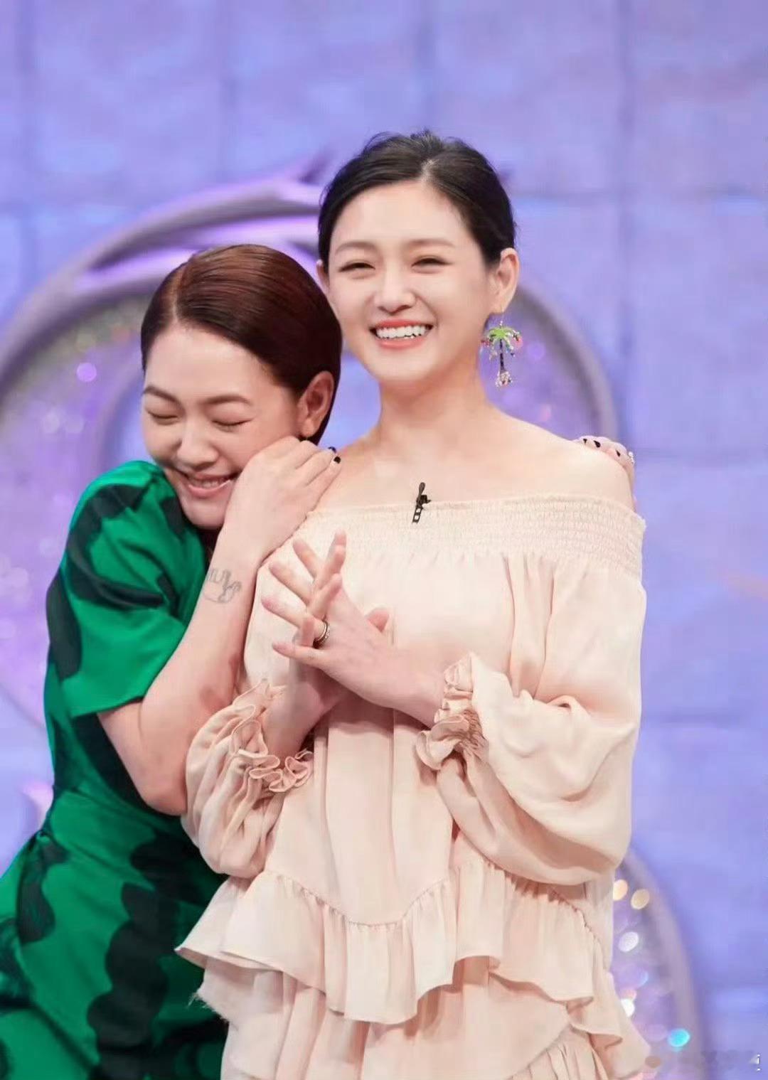 小S晒大S发饰 小S晒出一个没有文字的蝴蝶🦋结，这是可以看得出姐妹👯关系非常