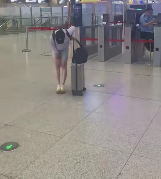 辽宁，一名女孩去大学报到，妈妈目送她进站，本以为女儿会径直走下电梯，哪料，她突然
