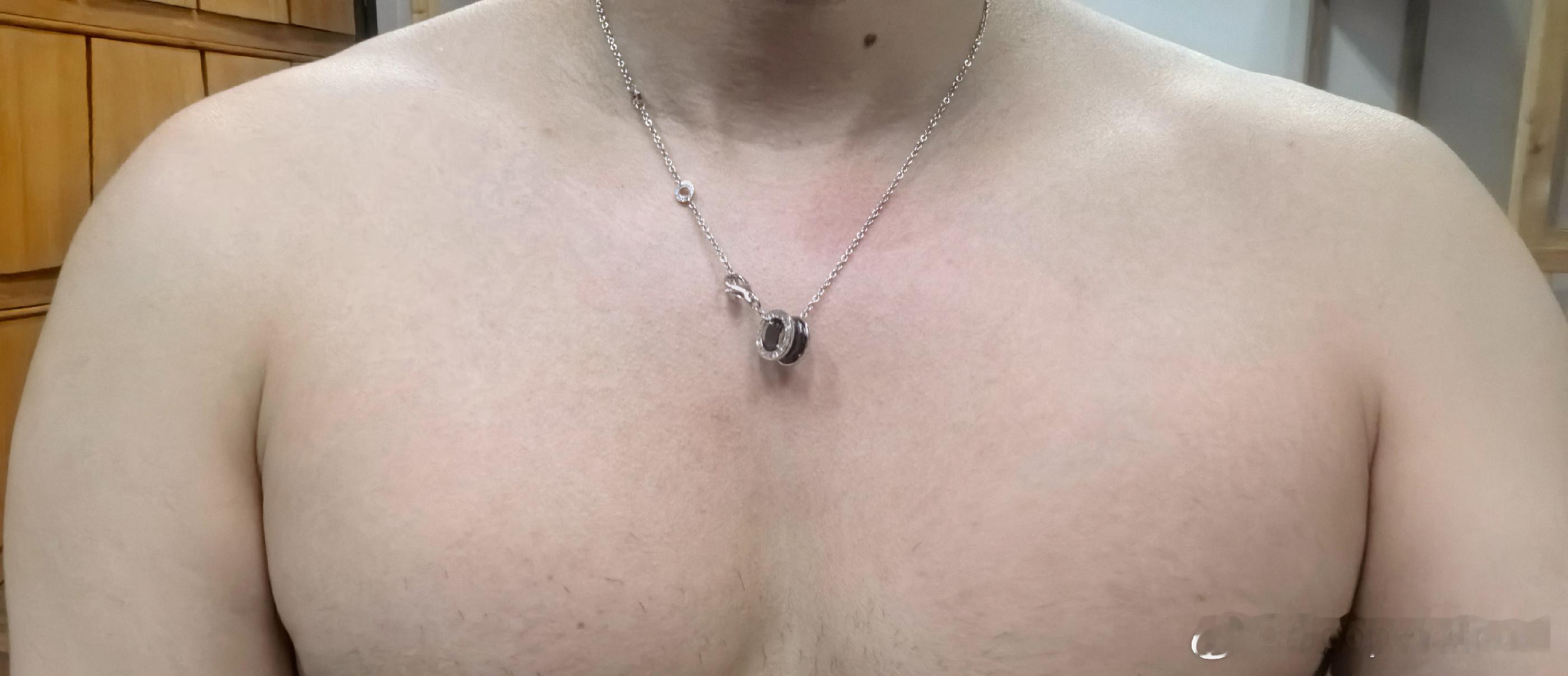 体脂高不能戴necklace，链子直接嵌进褶皱的脖子缝