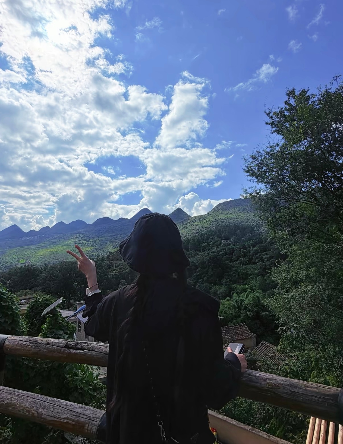 杨幂晒贵阳旅行照好喜欢这种状态，真的，风景和人我都喜欢，就想过这种安静舒适的生活