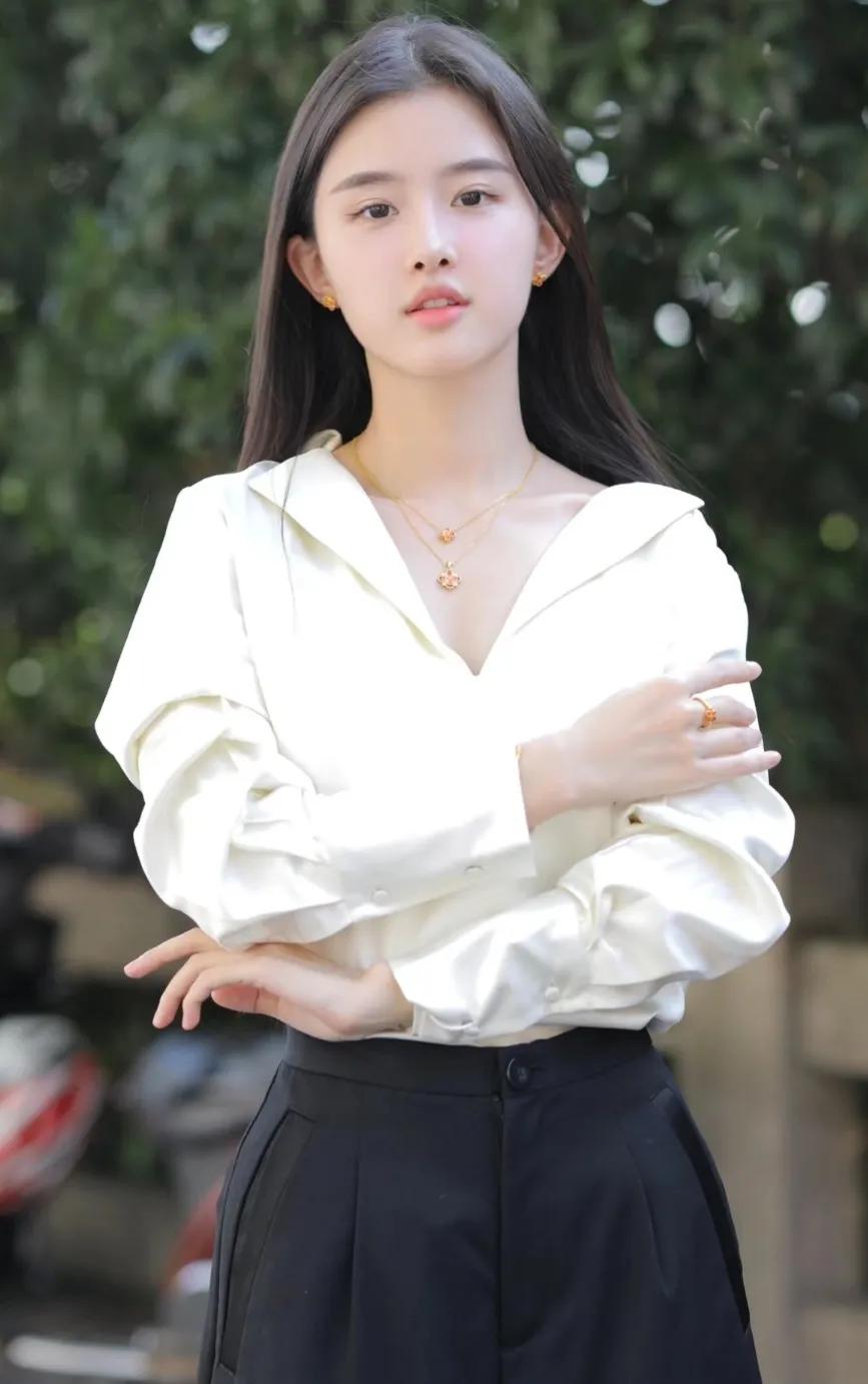 白衣翩翩，清丽如春。