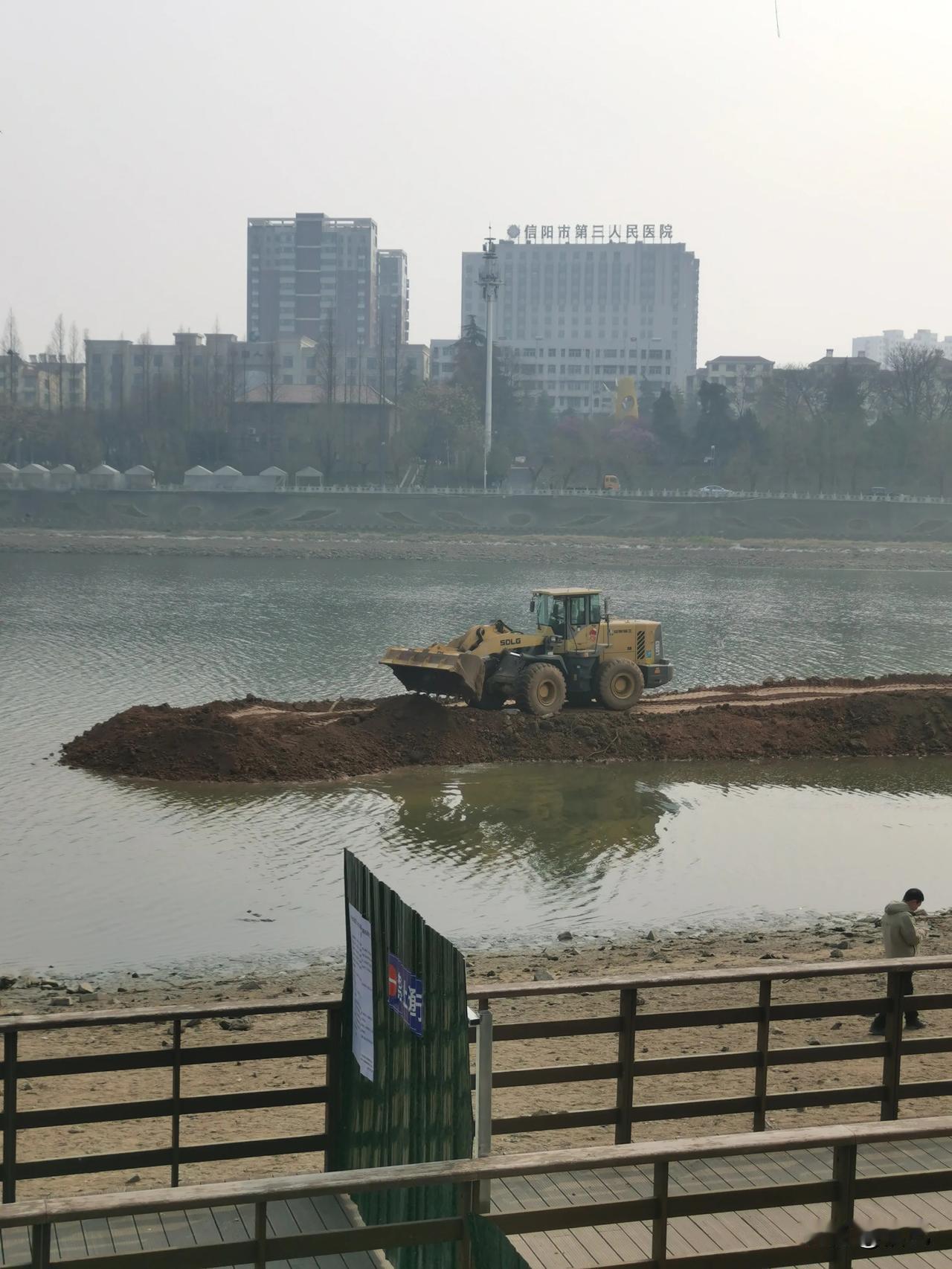 浉河又放水了，从一号橡胶坝到二号橡胶坝这段区域河床都快见底了，开年刚过、乍暖还寒