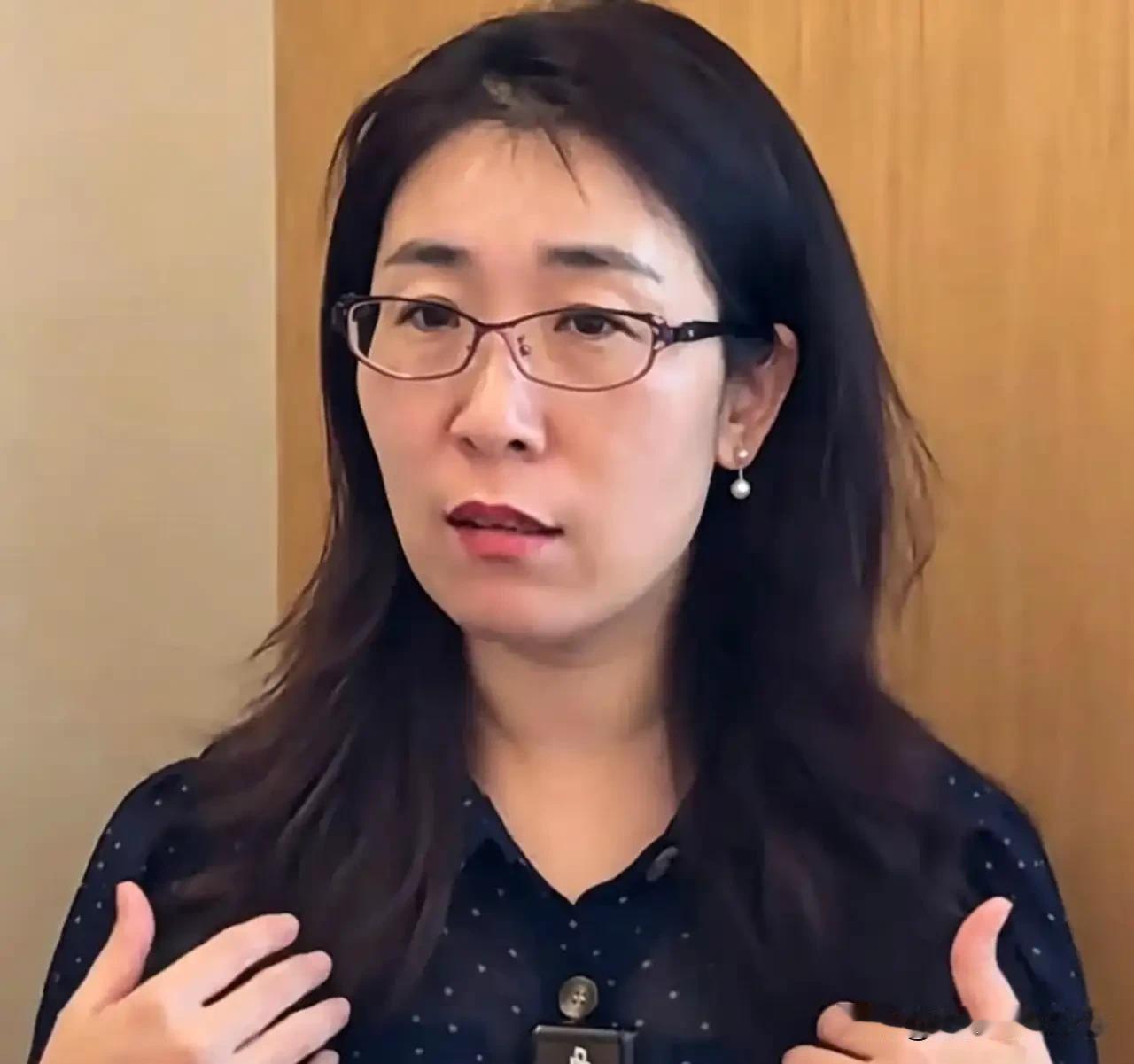 朱女士这个案例告诉我们：
①，家庭主妇不是原罪，但女人不到万不得已，不要轻易的回