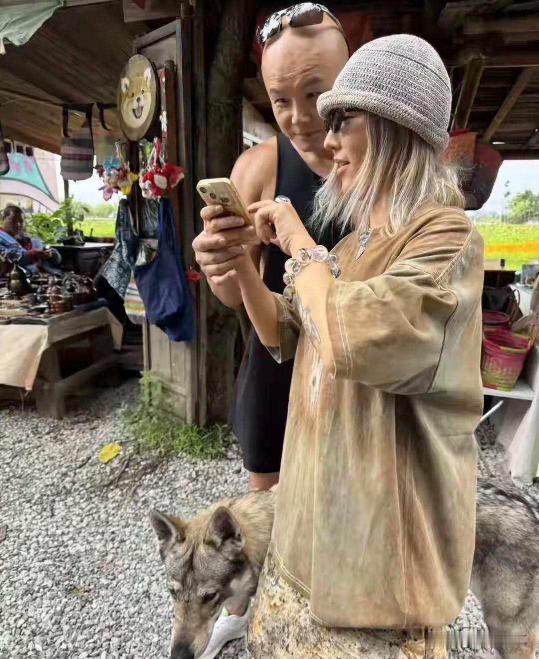 51岁的乐嘉近日在云南大理被网友偶遇。标志性光头格外醒目，结实腱子肉与黝黑皮肤尽