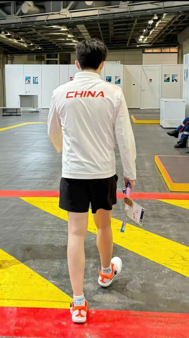 2025年12月，王楚钦现身香港机场转机回北京，身着黑色羽绒服，背后贴满肌贴，走