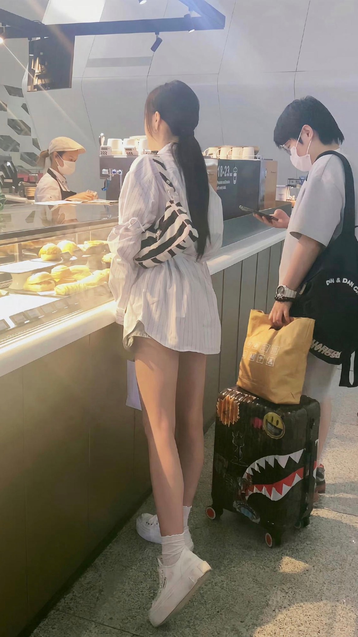 在面包店偶遇到的吴宣仪，转过身有被惊艳到 