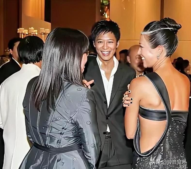 仔细看，竟是带着浓妆，是不是让粉丝的眼球不适应。反正是不需要的，也不知咋了，凭借