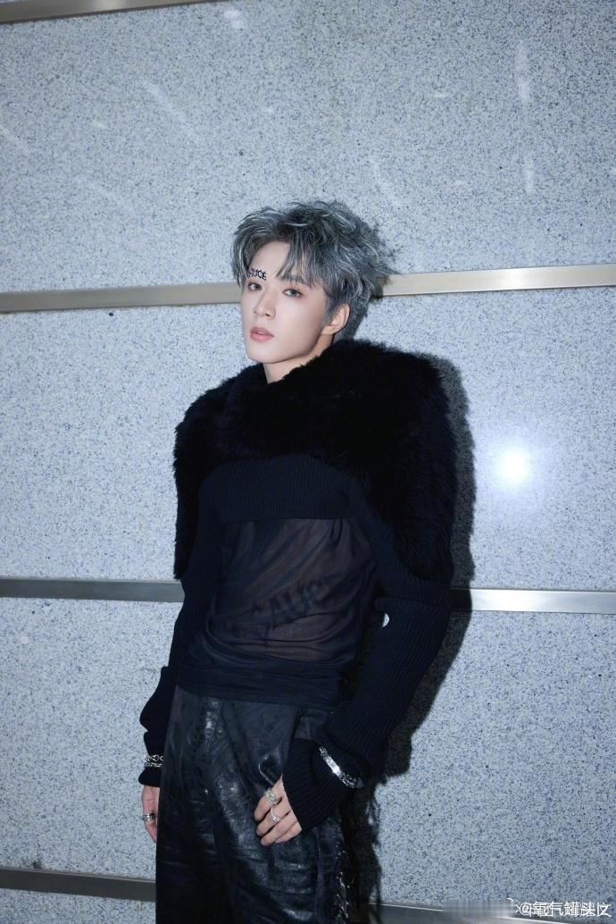 耀文浑身上下打满SAUCE水印哈哈哈 