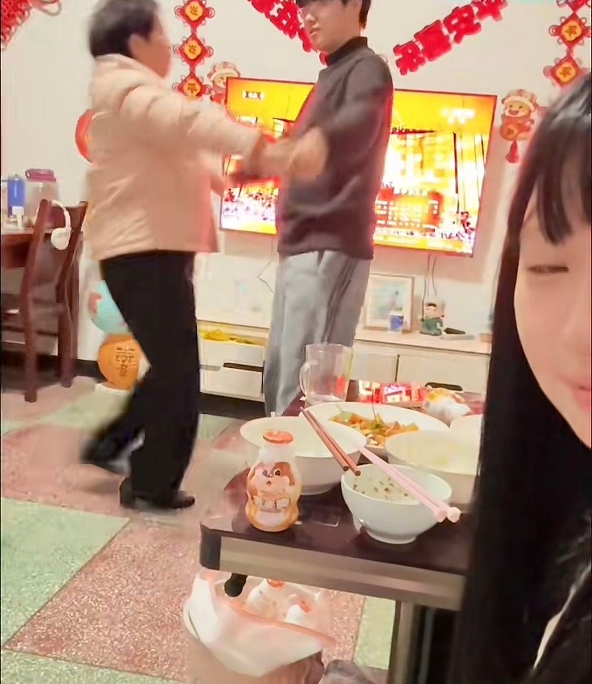 老一辈过年最难忘的是哪一年 一段真实的家庭对话，之所以能打动众多网友，正是因为它